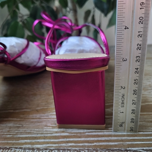 NWT Fashion to Figure Lana Women's Wide Width Strappy Block Heel Sandal Size 8W - Picture 9 of 13